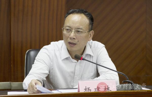 杨建林在讲话中要求,各级党组织和党员干部要充分认识党中央持之以恒