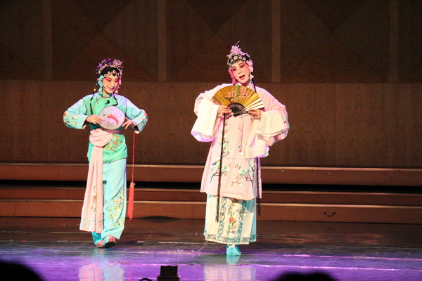 国家非物质文化遗产采茶戏经典小戏剧目在我校登台