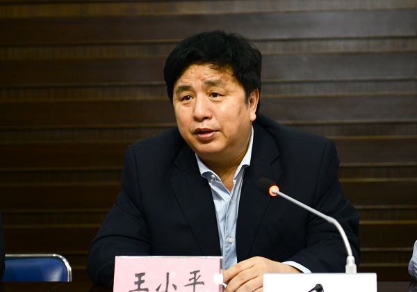 我校副校长王小平,中国资产评估协会副秘书长杨松堂,中国资产评估协会