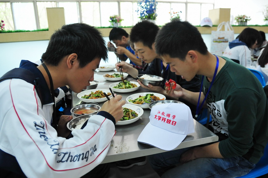 中学生们在我校学校食堂就餐