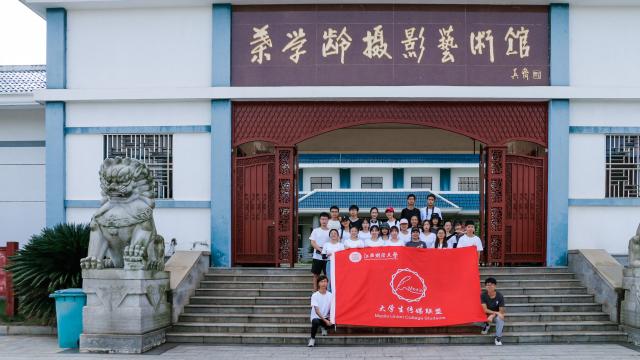 观察团来到了临近衙前乡的江西省进贤县下埠集乡赤路岗村叶学龄摄影