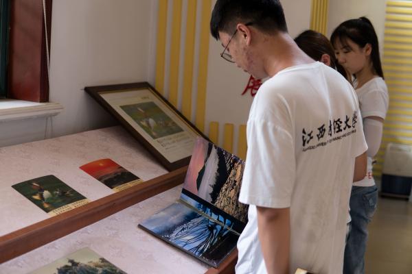 观察团来到了临近衙前乡的江西省进贤县下埠集乡赤路岗村叶学龄摄影