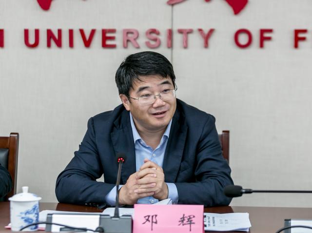 校长邓辉,原校党委书记王乔,副校长李春根出席会议.